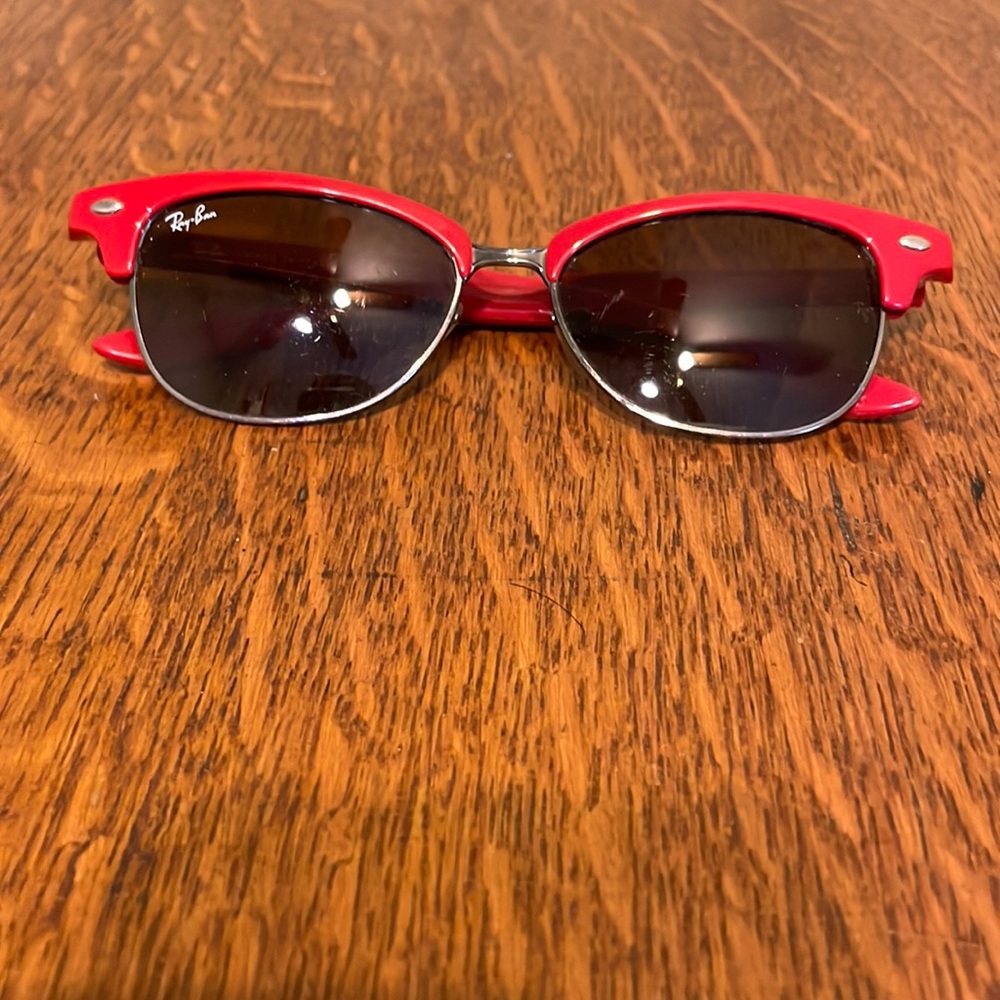 Red Ray-Ban Clubmaster (4132/764)